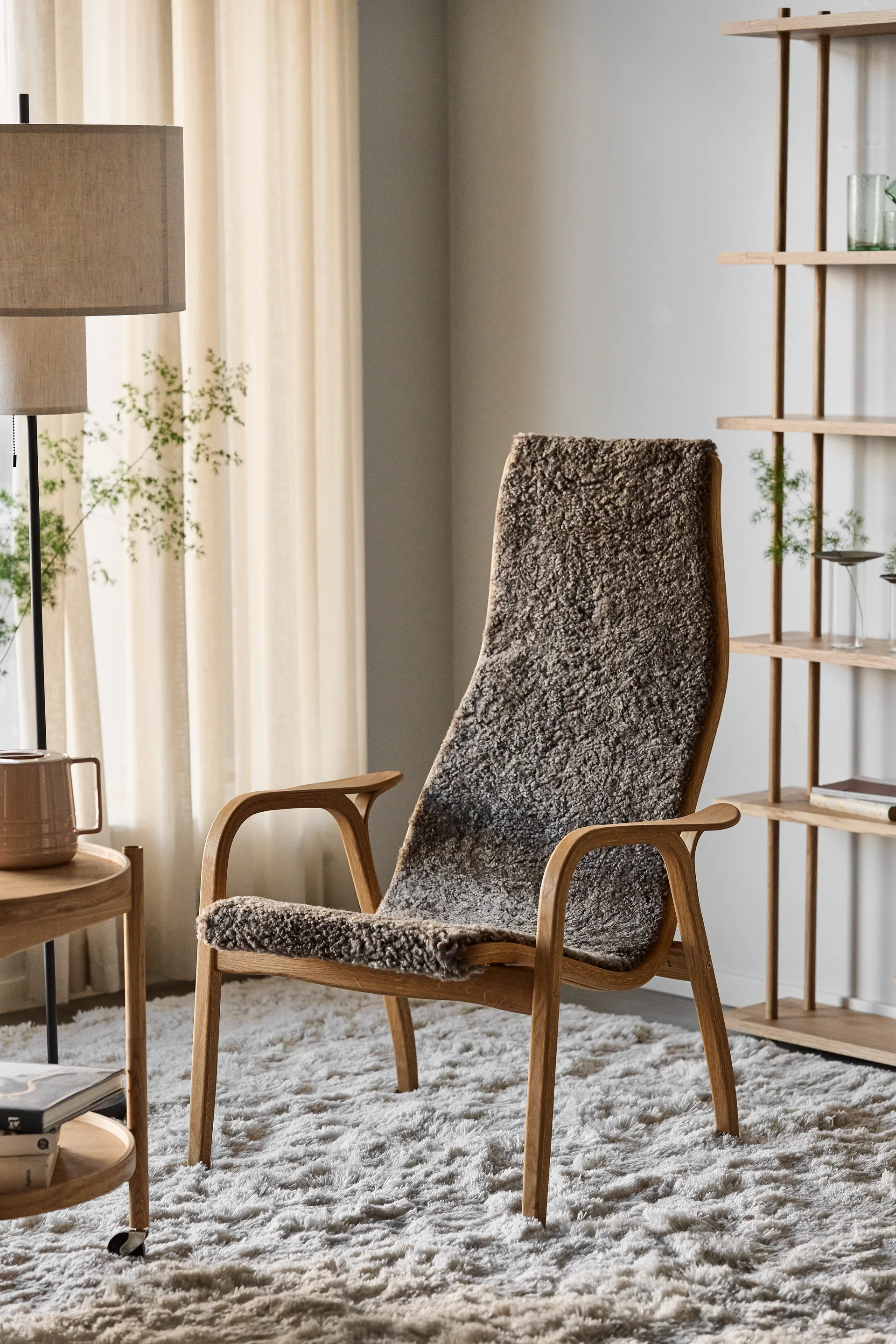 Fauteuil Lamino chêne huilé/peau de mouton, Sahara (marron nougat) Swedese