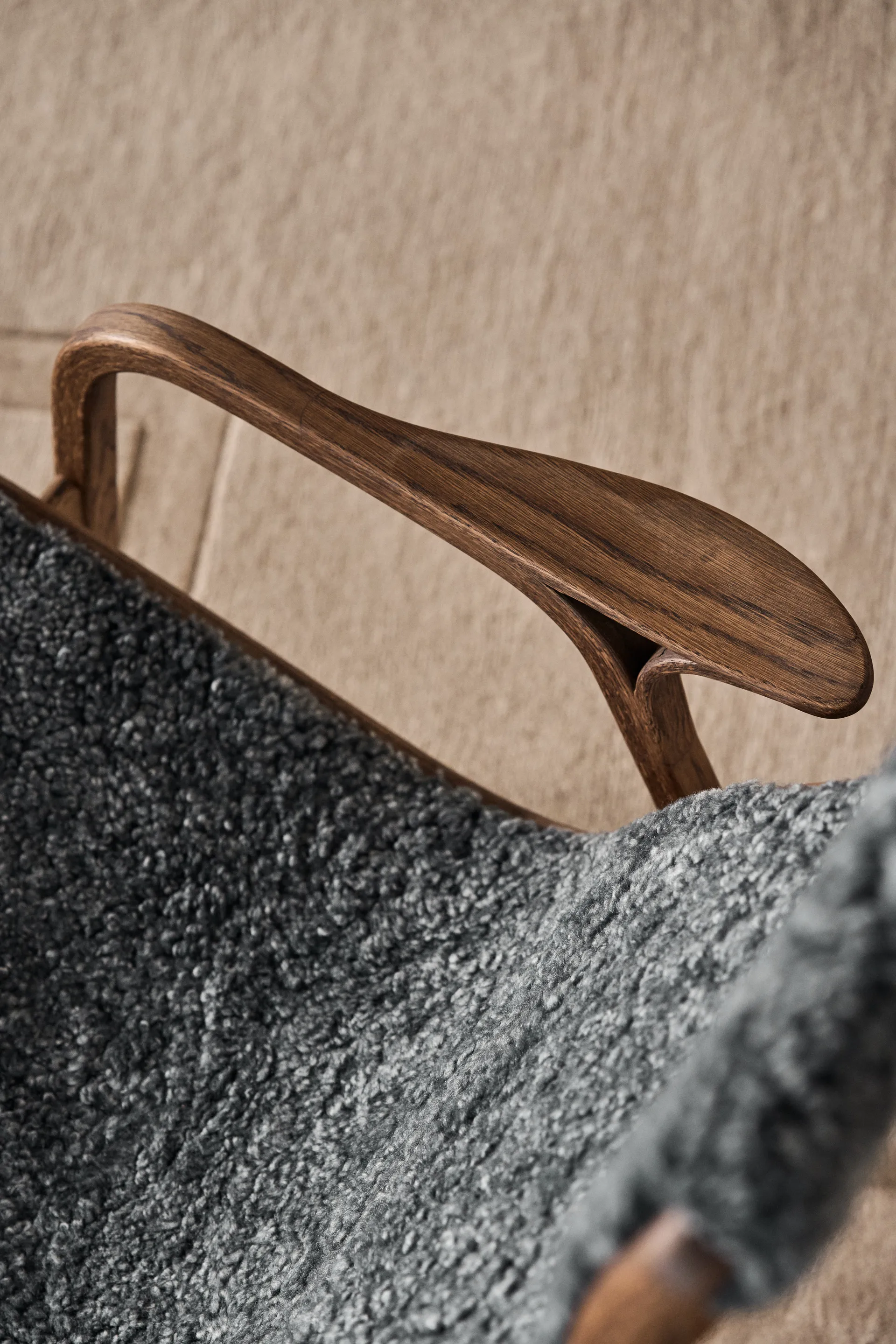 Fauteuil Lamino chêne/peau de mouton Special Edition, Rubio Monocoat Chocolate-Charcoal Swedese