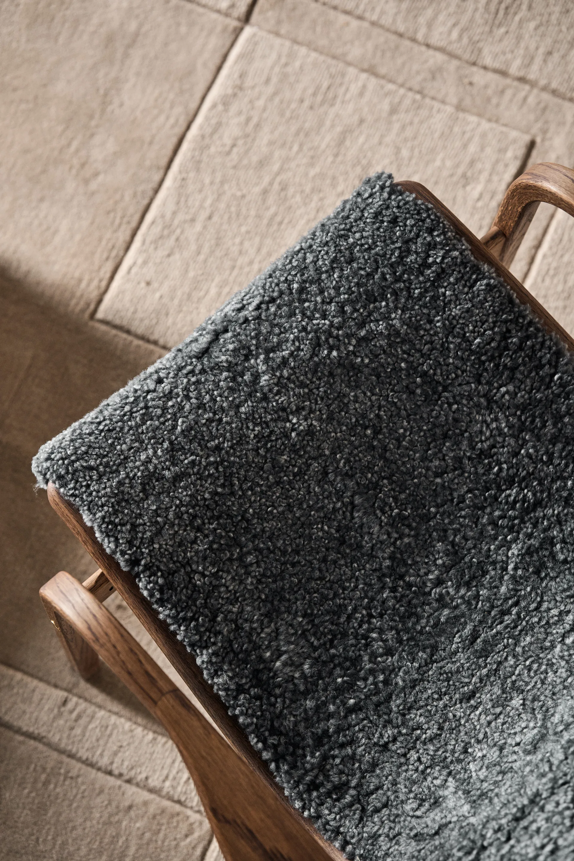 Fauteuil Lamino et repose-pieds en chêne/peau de mouton Special Edition, Rubio Monocoat Chocolate-Charcoal Swedese