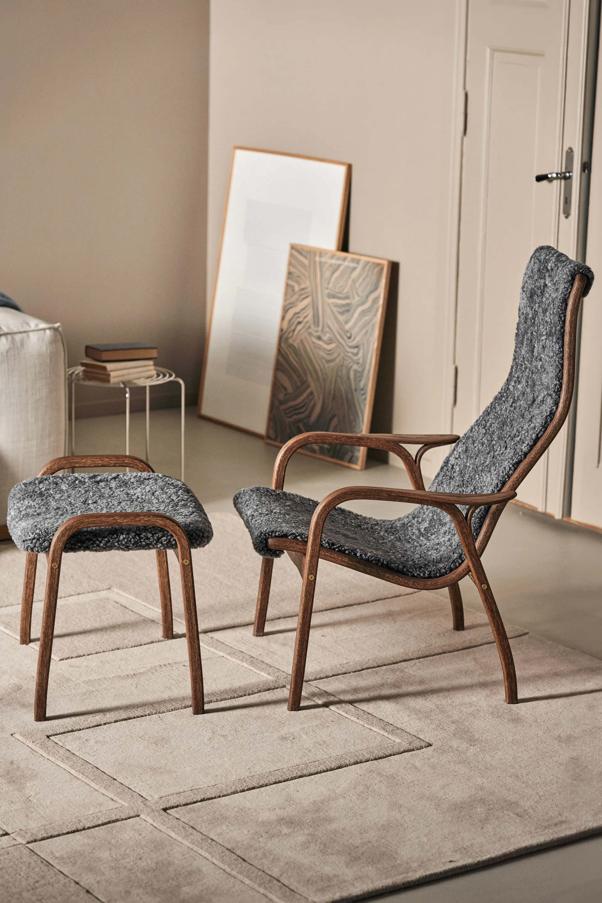 Fauteuil Lamino et repose-pieds en chêne/peau de mouton Special Edition, Rubio Monocoat Chocolate-Charcoal Swedese