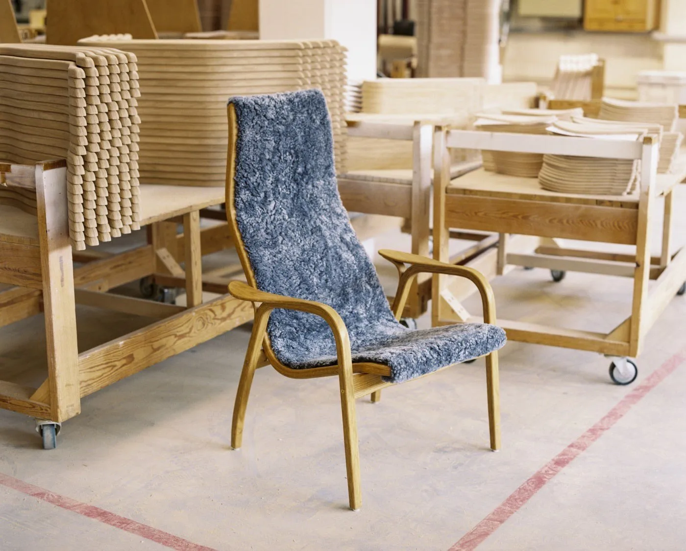 Fauteuil Lamino hêtre laqué/peau de mouton, Moonlight (beige) Swedese