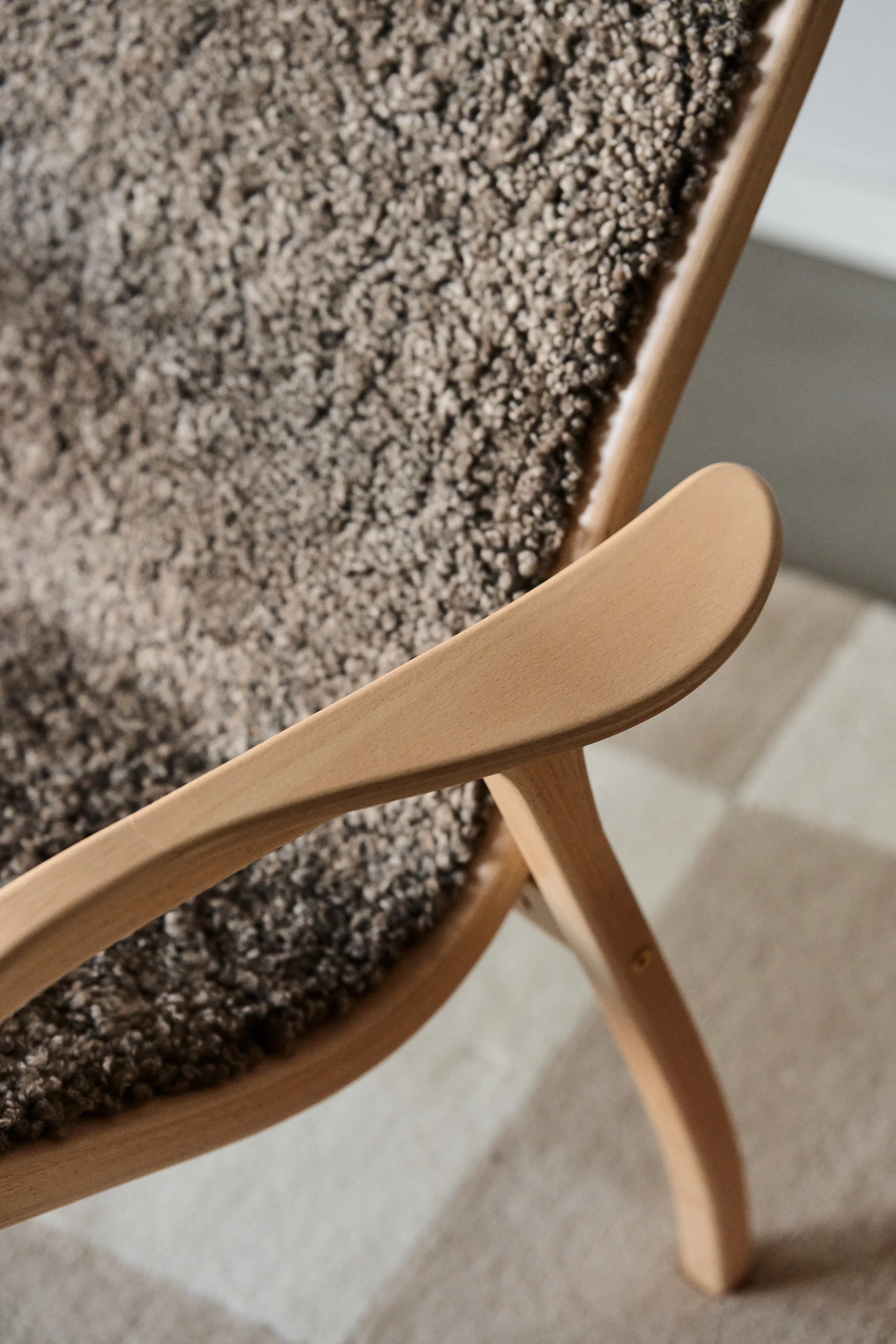 Fauteuil Lamino hêtre laqué/peau de mouton, Sahara (marron nougat) Swedese