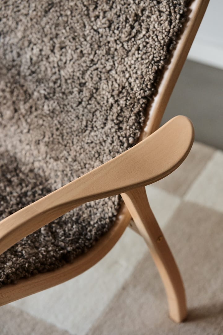 Fauteuil Lamino hêtre laqué/peau de mouton - Sahara (marron nougat) - Swedese