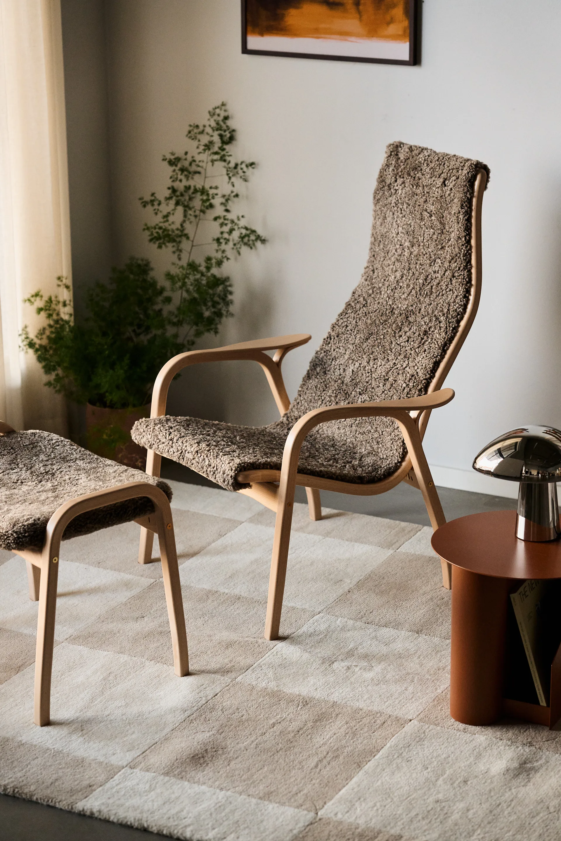 Fauteuil Lamino hêtre laqué/peau de mouton, Sahara (marron nougat) Swedese