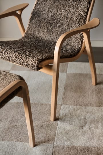 Fauteuil Lamino hêtre laqué/peau de mouton - Sahara (marron nougat) - Swedese