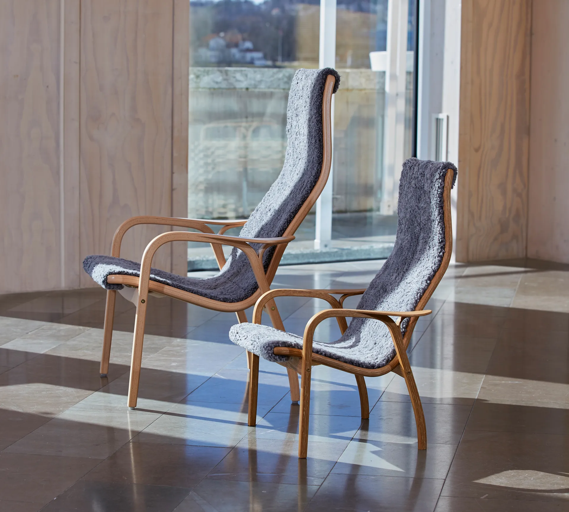 Fauteuil Lamino hêtre laqué/peau de mouton, Scandinavian Grey (gris) Swedese