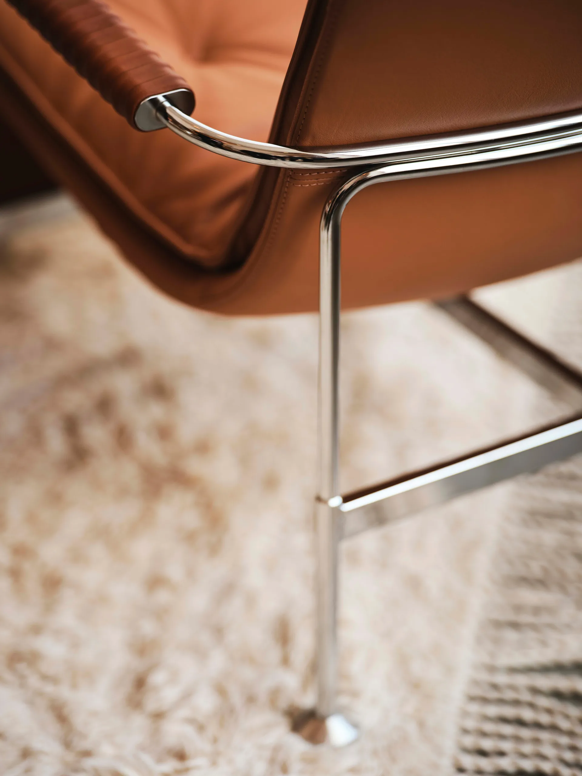 Fauteuil Serpentine, Cuir Elmo Soft brun clair-chrome-Tärnsjö Cognac Swedese