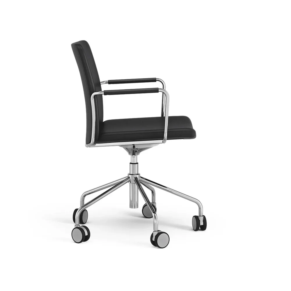 La chaise de bureau Stella peut être montée/abaissée par basculement, cuir elmosoft 99999 noir, structure chromée, inclinaison au dos Swedese