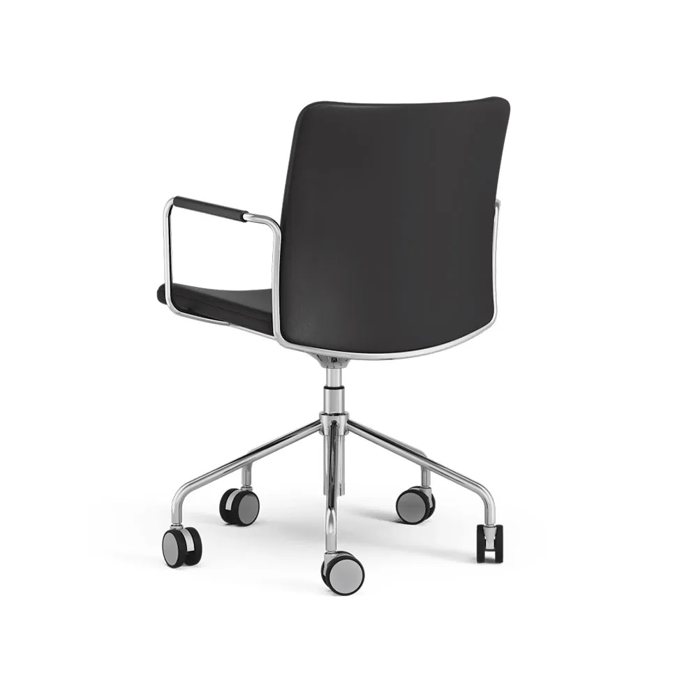 La chaise de bureau Stella peut être montée/abaissée par basculement, cuir elmosoft 99999 noir, structure chromée, inclinaison au dos Swedese