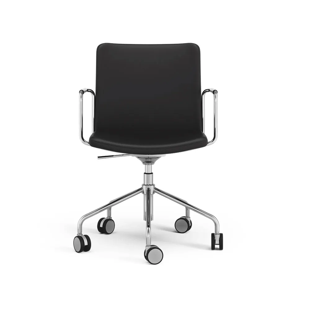 La chaise de bureau Stella peut être montée/abaissée par basculement, cuir elmosoft 99999 noir, structure chromée, inclinaison au dos Swedese