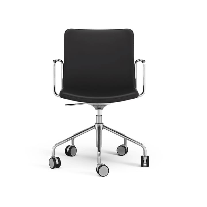 La chaise de bureau Stella peut être montée/abaissée par basculement, cuir elmosoft 99999 noir, structure chromée, inclinaison au dos Swedese