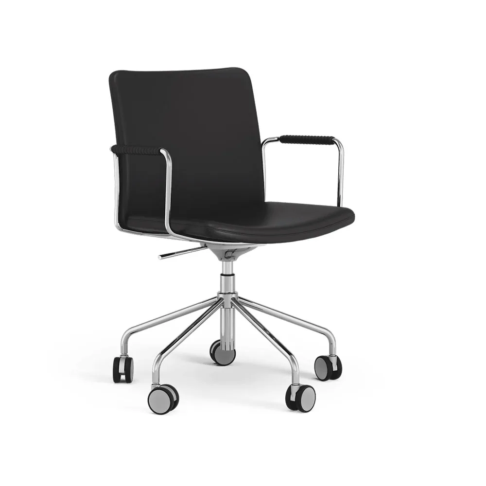 La chaise de bureau Stella peut être montée/abaissée par basculement, cuir elmosoft 99999 noir, structure chromée, accoudoirs recouverts de cuir, inclinaison au dos Swedese