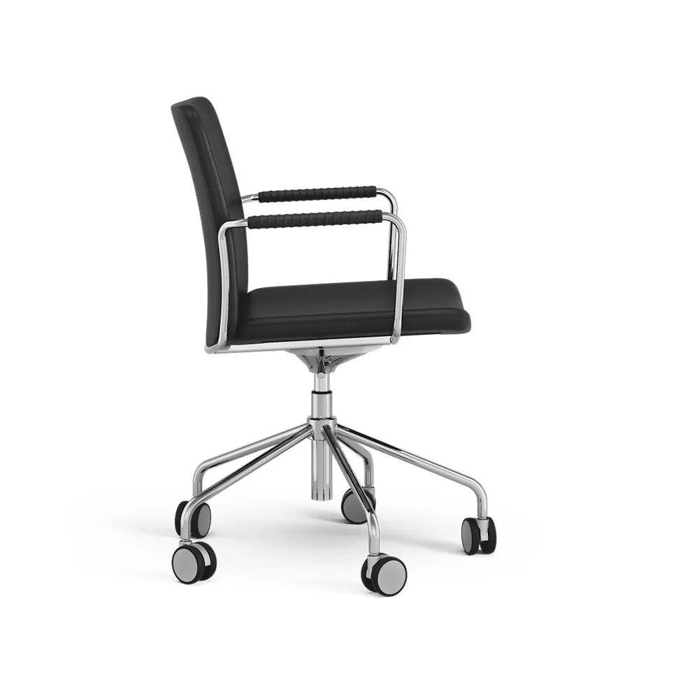 La chaise de bureau Stella peut être montée/abaissée par basculement, cuir elmosoft 99999 noir, structure chromée, accoudoirs recouverts de cuir, inclinaison au dos Swedese