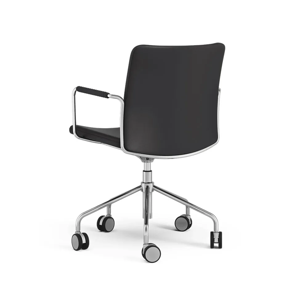 La chaise de bureau Stella peut être montée/abaissée par basculement, cuir elmosoft 99999 noir, structure chromée, accoudoirs recouverts de cuir, inclinaison au dos Swedese