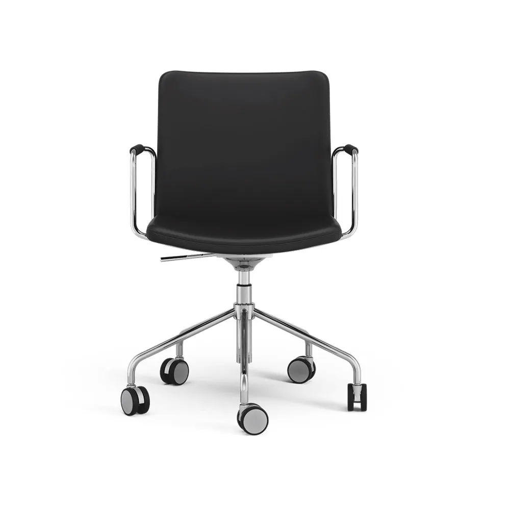 La chaise de bureau Stella peut être montée/abaissée par basculement, cuir elmosoft 99999 noir, structure chromée, accoudoirs recouverts de cuir, inclinaison au dos Swedese