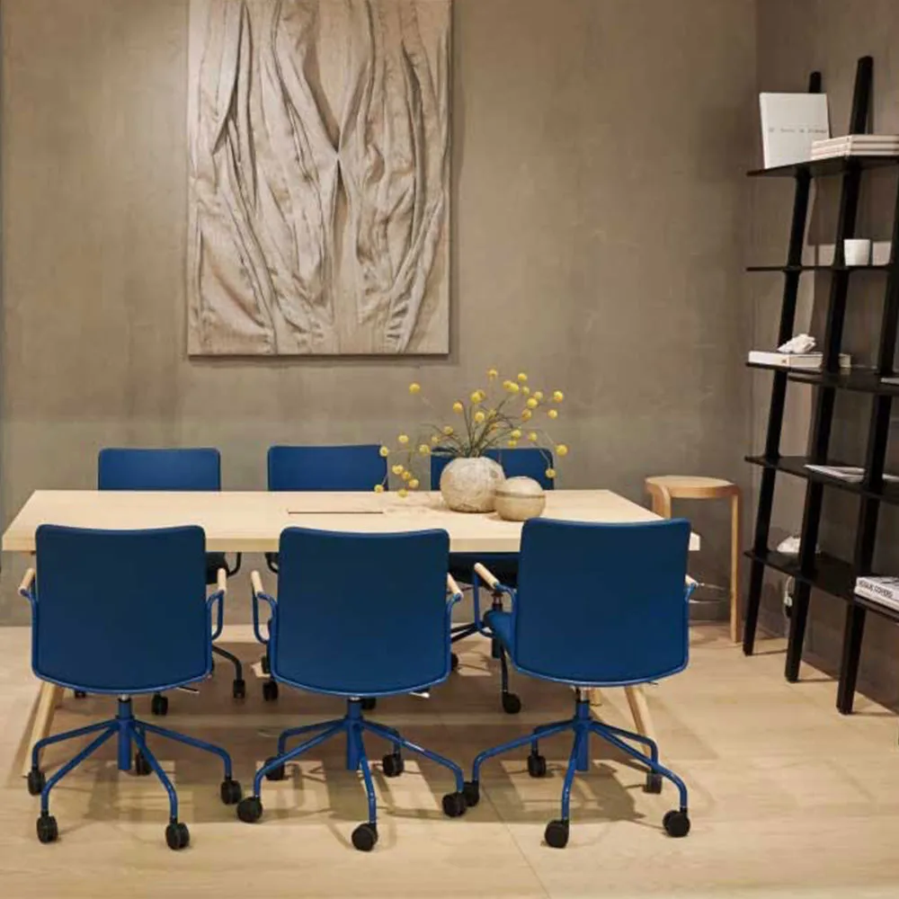 La chaise de bureau Stella peut être montée/abaissée par basculement, cuir elmosoft 99999 noir, structure chromée, inclinaison au dos Swedese