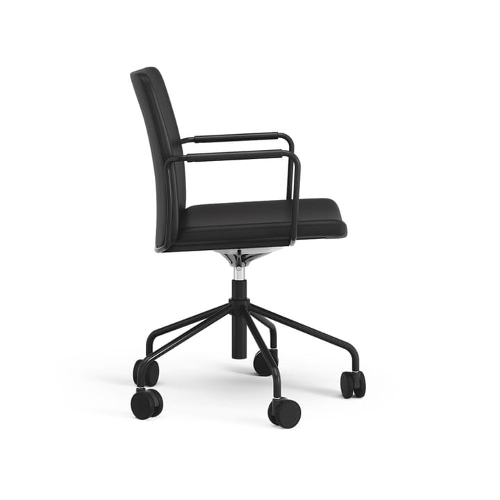 La chaise de bureau Stella peut être montée/abaissée par basculement, cuir elmosoft 99999 noir, structure noire, inclinaison au dos Swedese