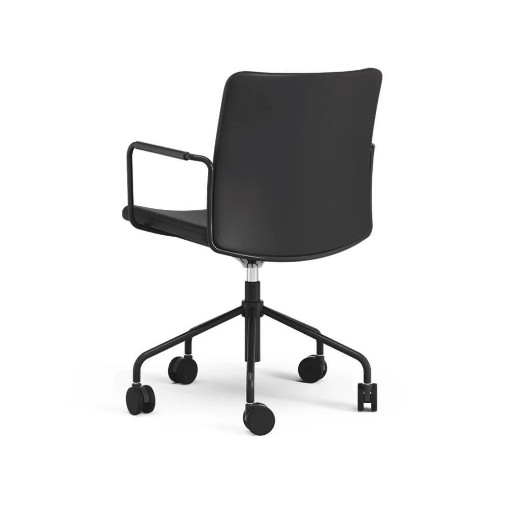 La chaise de bureau Stella peut être montée/abaissée par basculement, cuir elmosoft 99999 noir, structure noire, inclinaison au dos Swedese