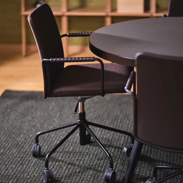 La chaise de bureau Stella peut être montée/abaissée par basculement - cuir elmosoft 99999 noir, structure chromée, inclinaison au dos - Swedese