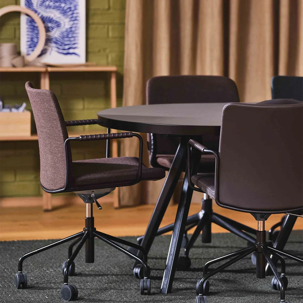 La chaise de bureau Stella peut être montée/abaissée par basculement, cuir elmosoft 99999 noir, structure chromée, inclinaison au dos Swedese