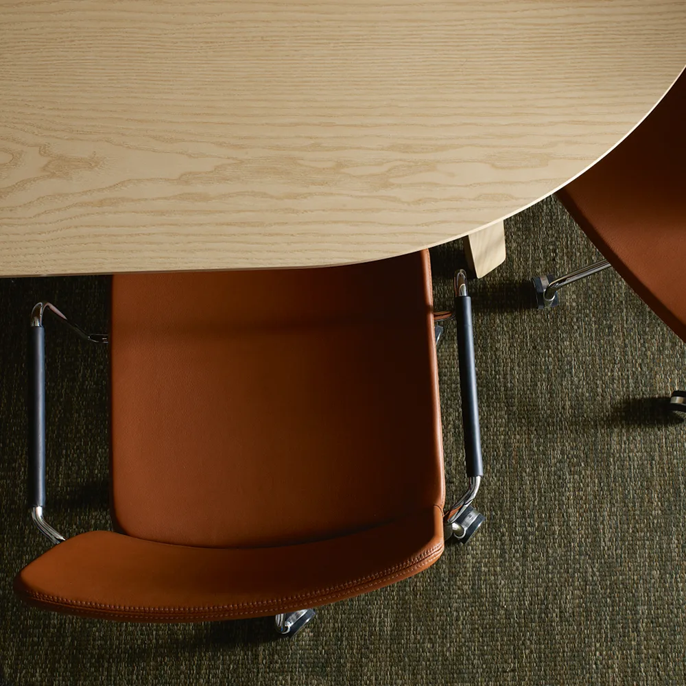 La chaise de bureau Stella peut être montée/abaissée par basculement, cuir elmosoft 99999 noir, structure chromée, inclinaison au dos Swedese