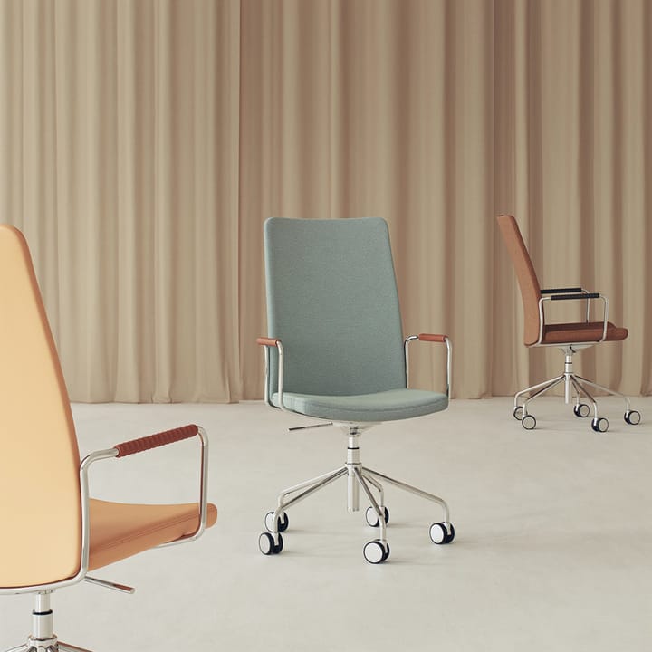 La chaise haute de bureau Stella peut être montée/abaissée sans être inclinée, cuir elmosoft 33001 marron, chrome, hauteur d'assise réglable  Swedese