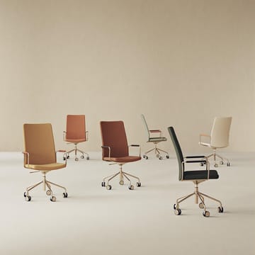 La chaise haute de bureau Stella peut être montée/abaissée sans être inclinée - cuir elmosoft 33001 marron, chrome, hauteur d'assise réglable  - Swedese