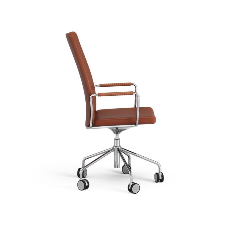 La chaise haute de bureau Stella peut être montée/abaissée sans être inclinée, cuir elmosoft 33001 marron, chrome, hauteur d'assise réglable  Swedese