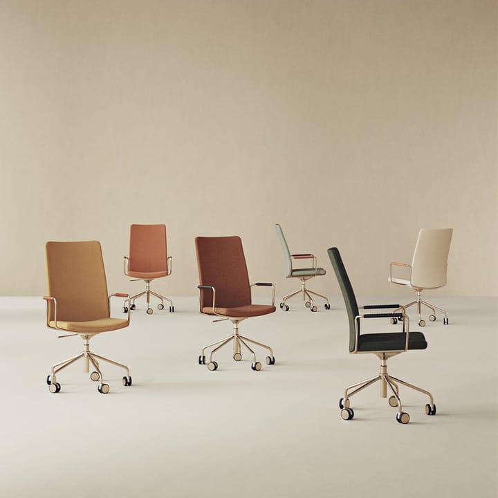 La chaise haute de bureau Stella peut être montée/abaissée sans être inclinée, cuir elmosoft 54035 cognac, chrome, hauteur d'assise réglable  Swedese