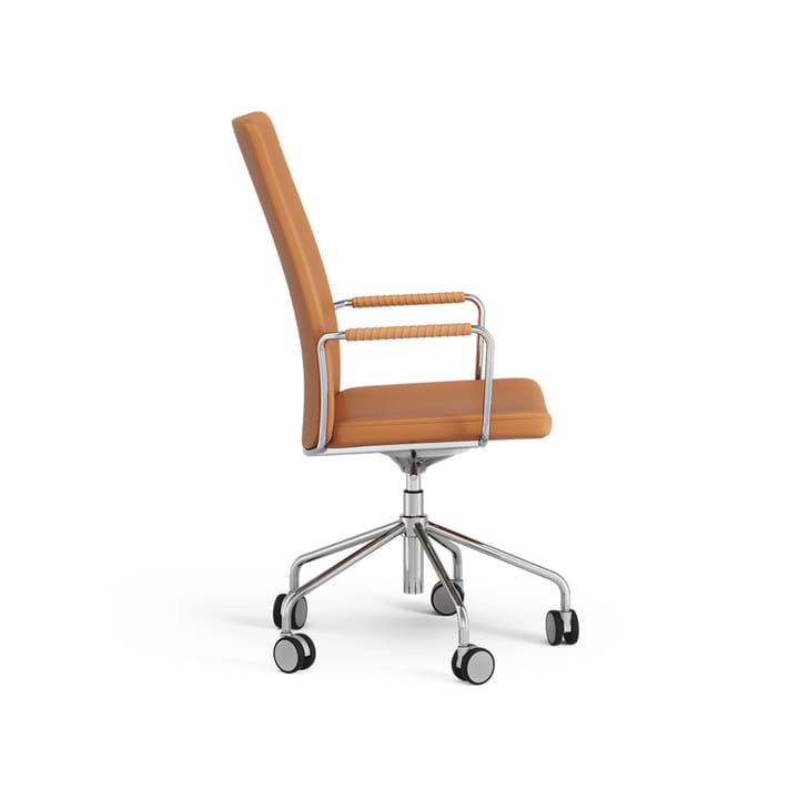La chaise haute de bureau Stella peut être montée/abaissée sans être inclinée, cuir elmosoft 54035 cognac, chrome, hauteur d'assise réglable  Swedese