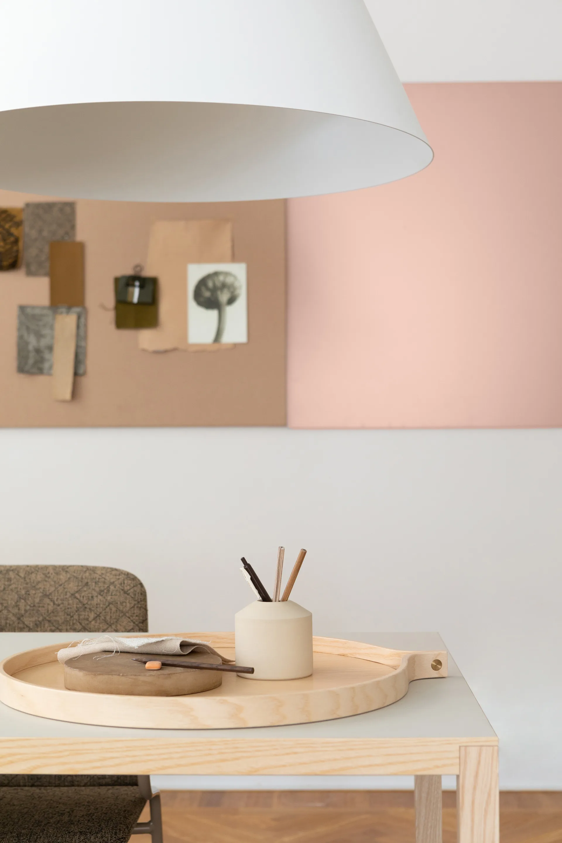 Plateau Comma Ø52 cm, Frêne lacqué Swedese