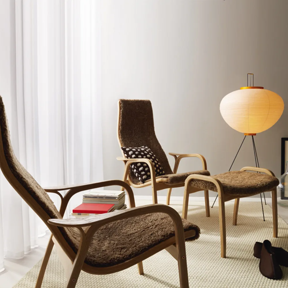 Repose-pieds Lamino, Peau de mouton black, hêtre laqué nature Swedese