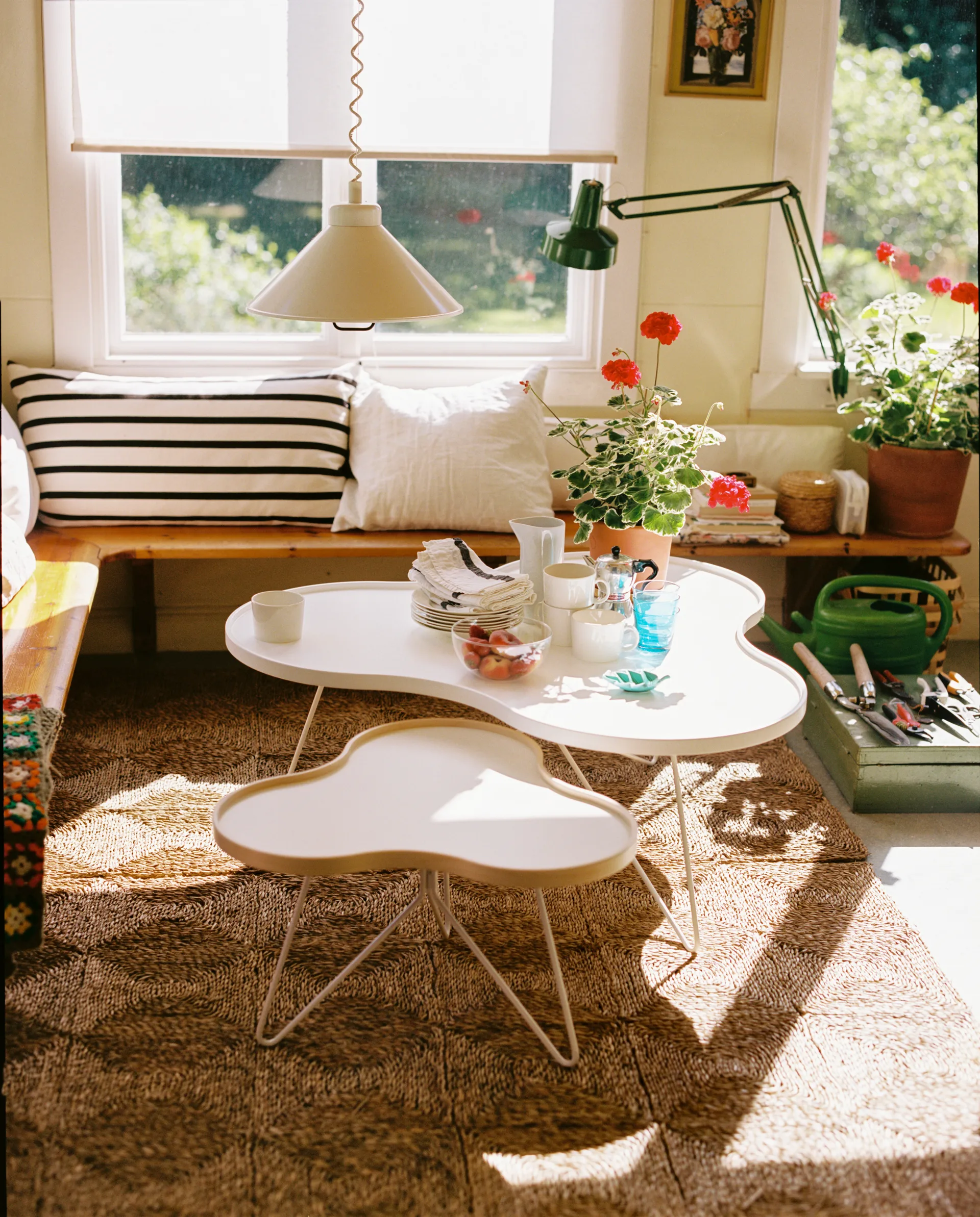 Table Flower mono 107x114 cm, H45 cm frêne laminé blanc Swedese