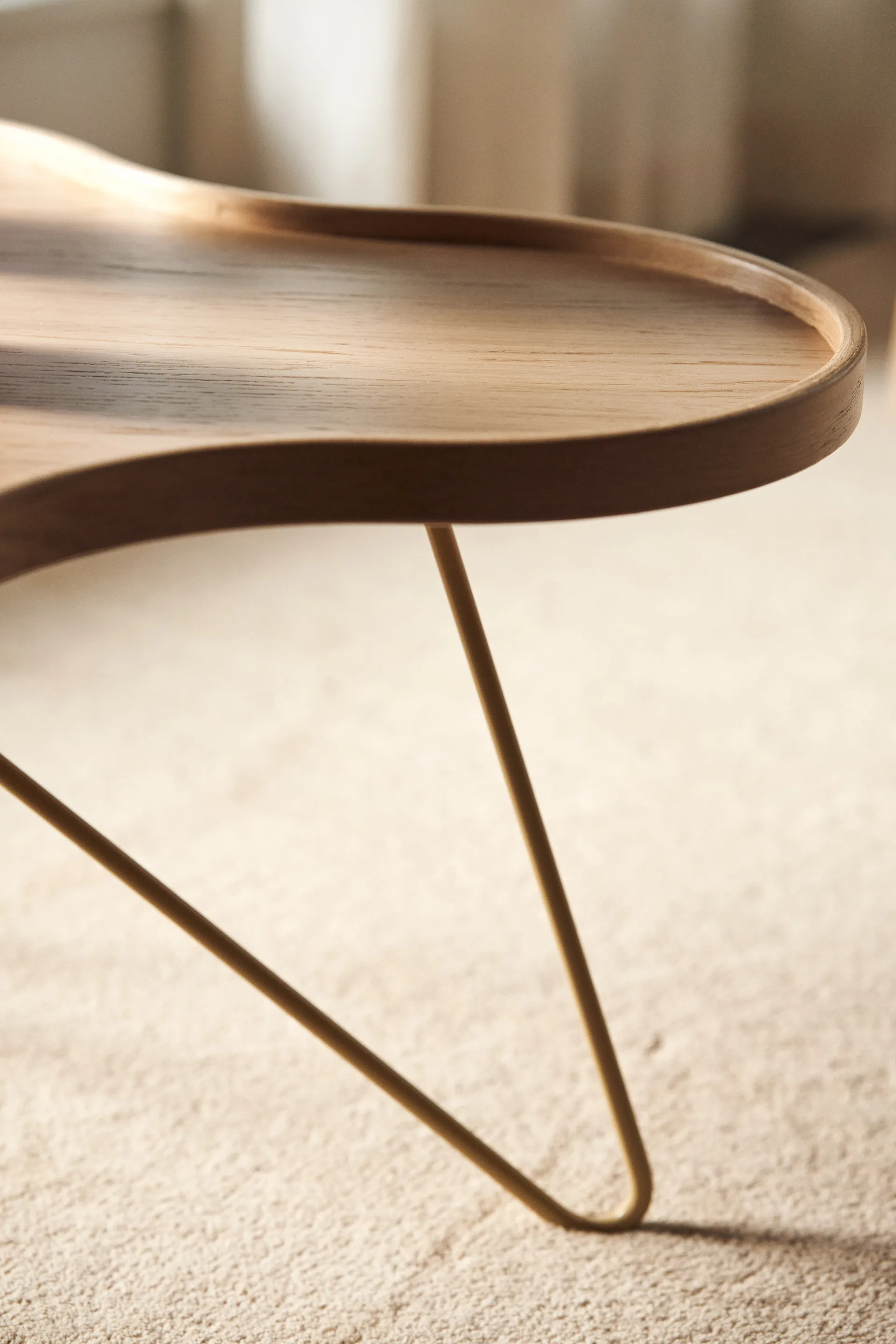 Table Flower mono 84x90 cm, H39 cm chêne laqué Swedese