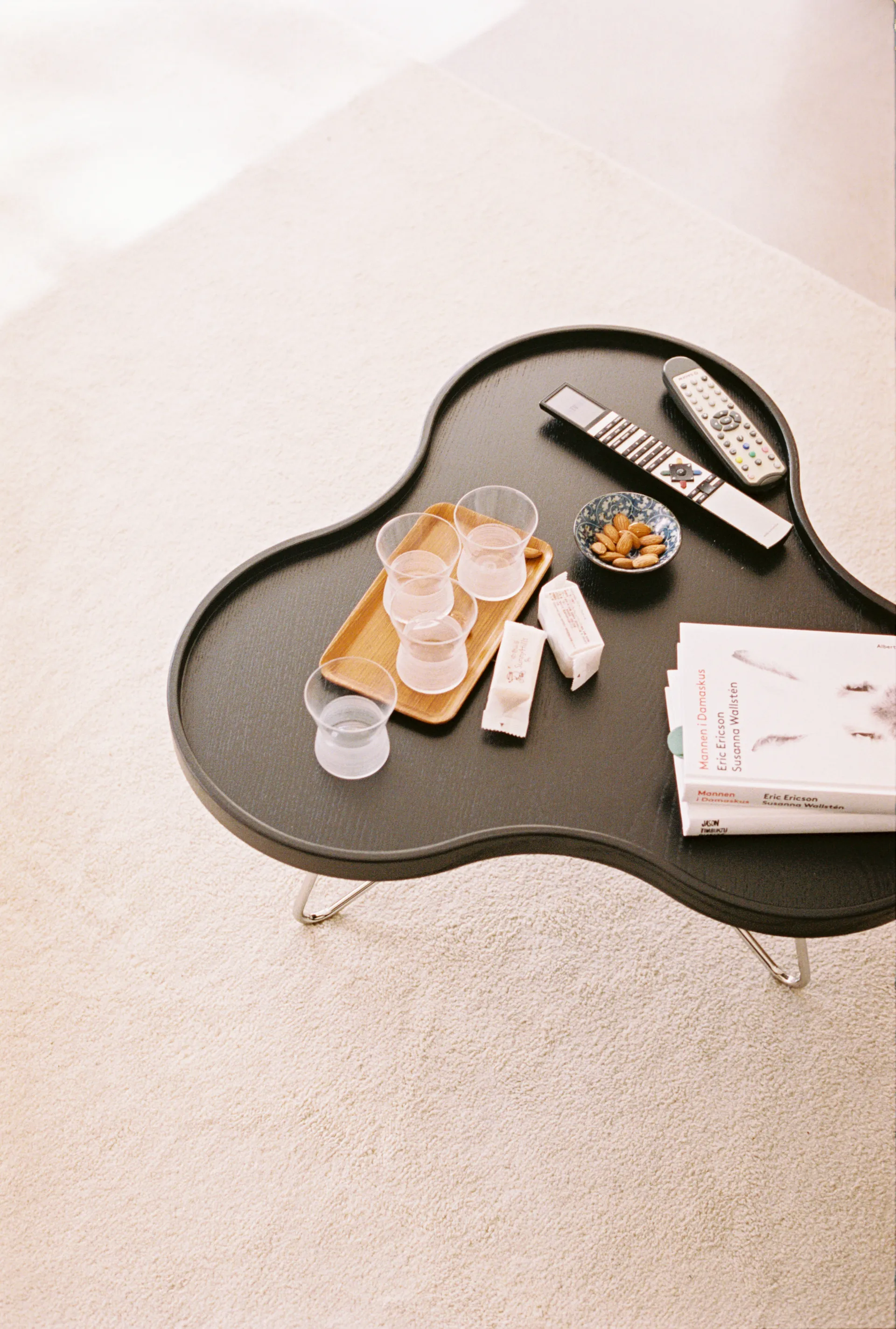 Table Flower mono 84x90 cm, H45 cm frêne émaillé noir Swedese