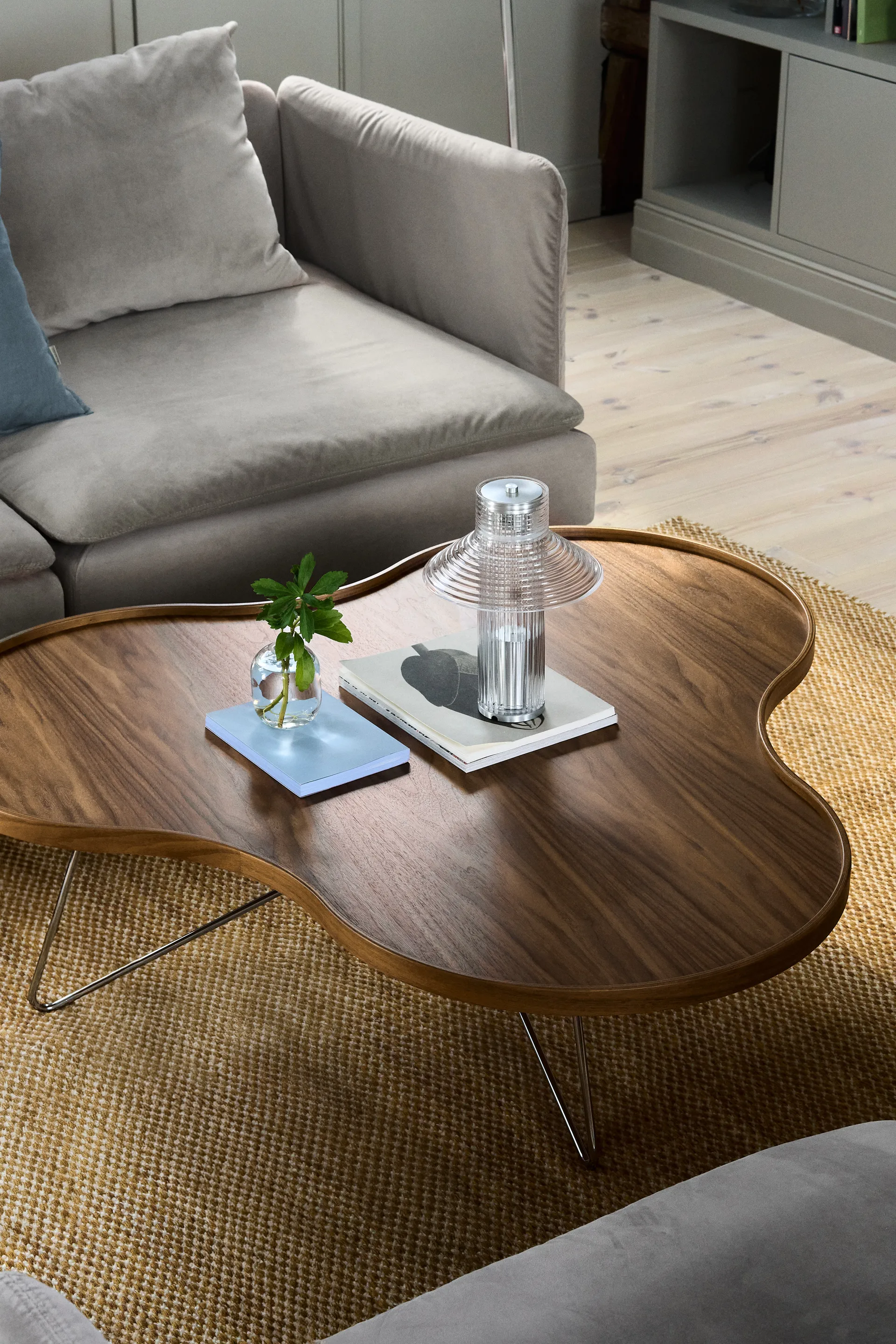 Table Flower Mono édition spéciale 107x114 cm, H39 cm noyer laqué acier chromé Swedese