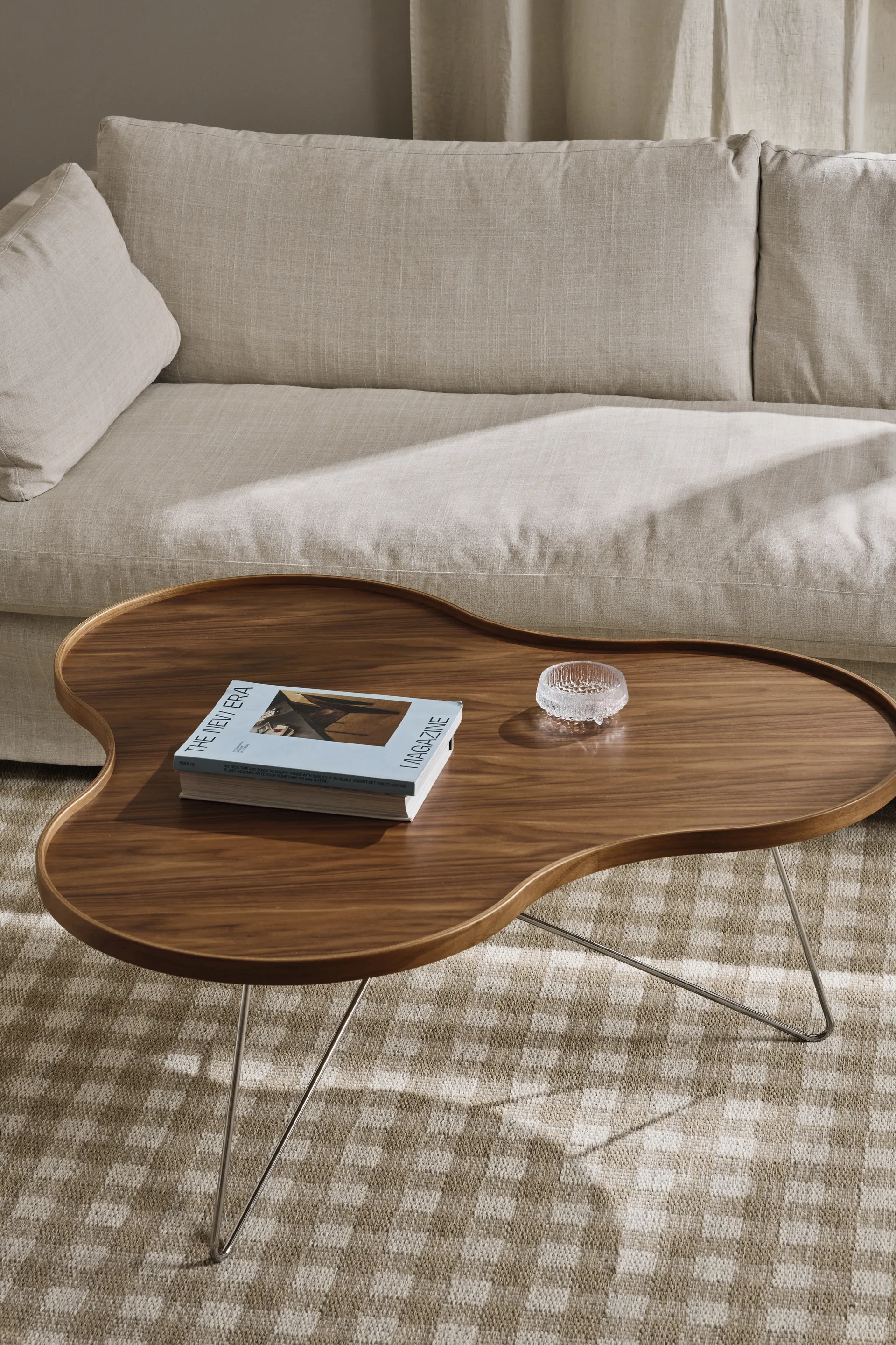 Table Flower Mono édition spéciale 107x114 cm, H45 cm noyer laqué acier chromé Swedese