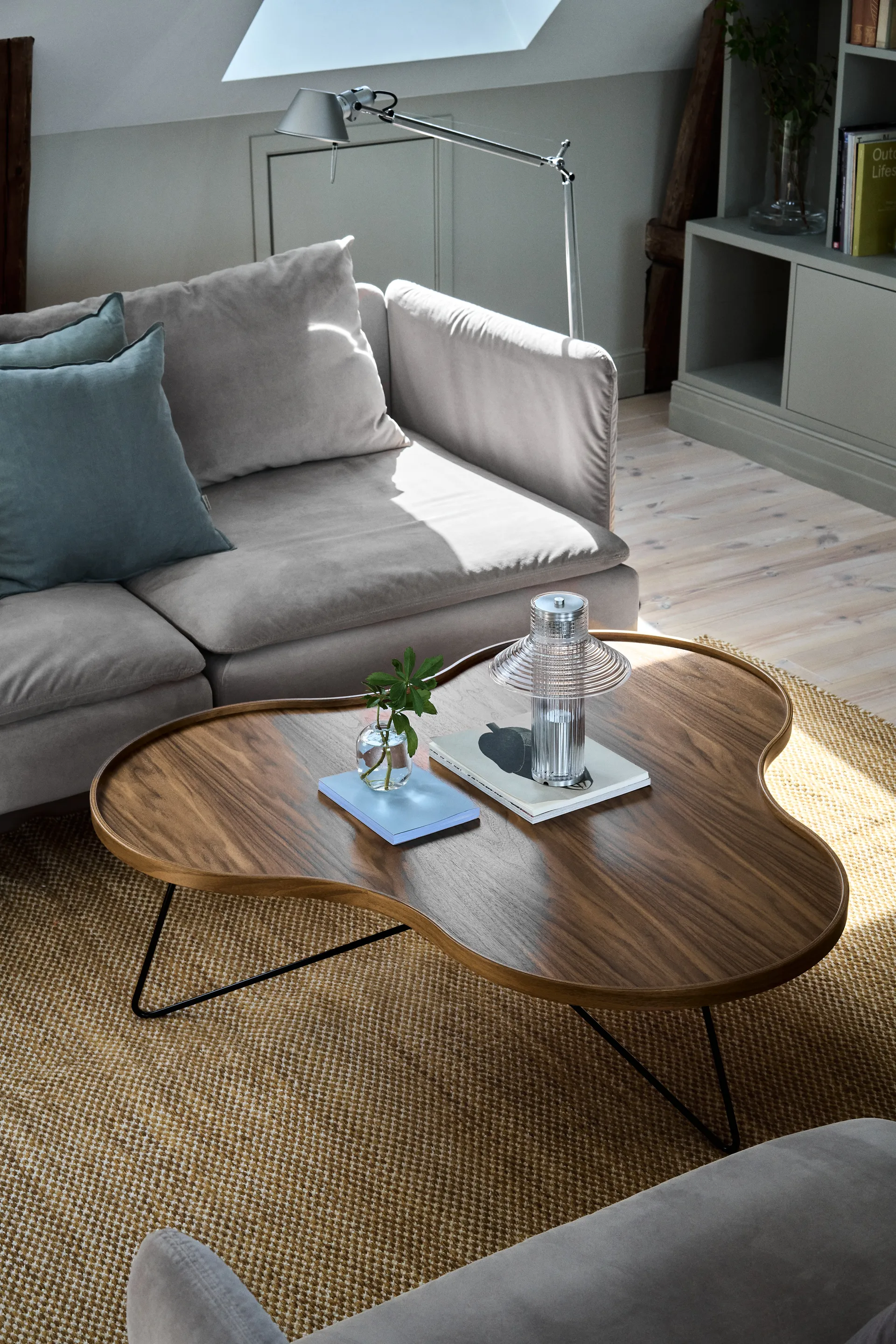 Table Flower Mono édition spéciale 107x114 cm, H45 cm noyer laqué acier noirci Swedese