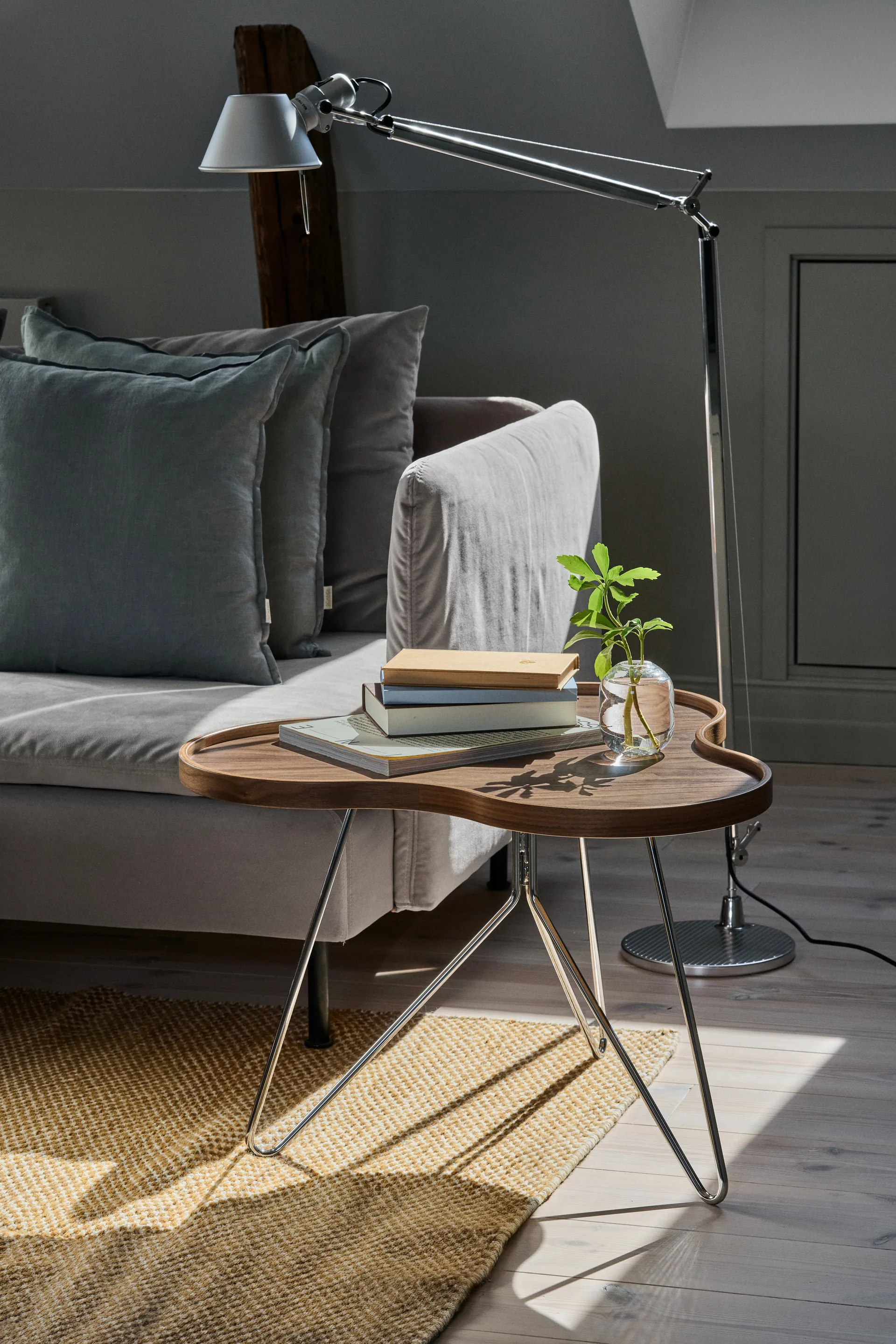 Table Flower Mono édition spéciale 62x66 cm, H45 cm noyer laqué acier chromé Swedese