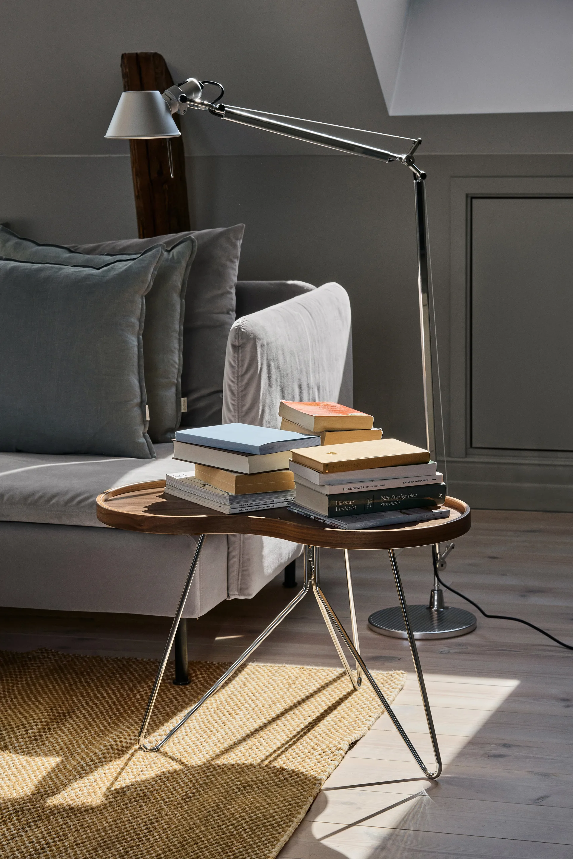 Table Flower Mono édition spéciale 62x66 cm, H45 cm noyer laqué acier chromé Swedese