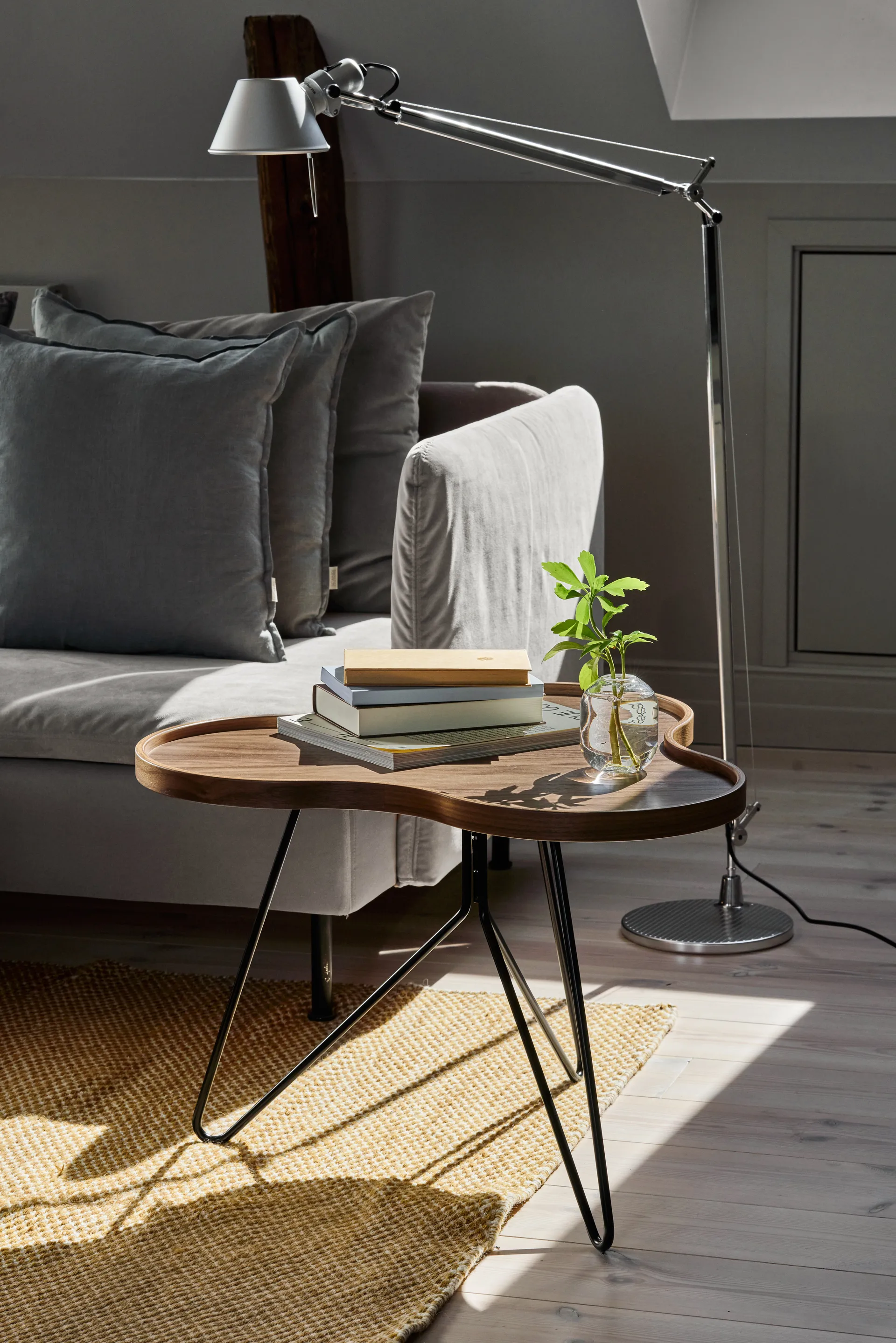 Table Flower Mono édition spéciale 62x66 cm, H45 cm noyer laqué acier noirci Swedese