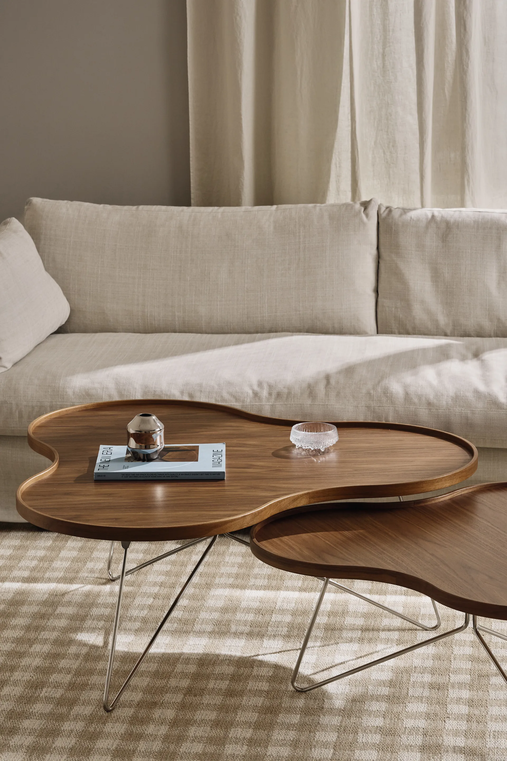 Table Flower Mono édition spéciale 84x90 cm, H39 cm noyer laqué acier chromé Swedese