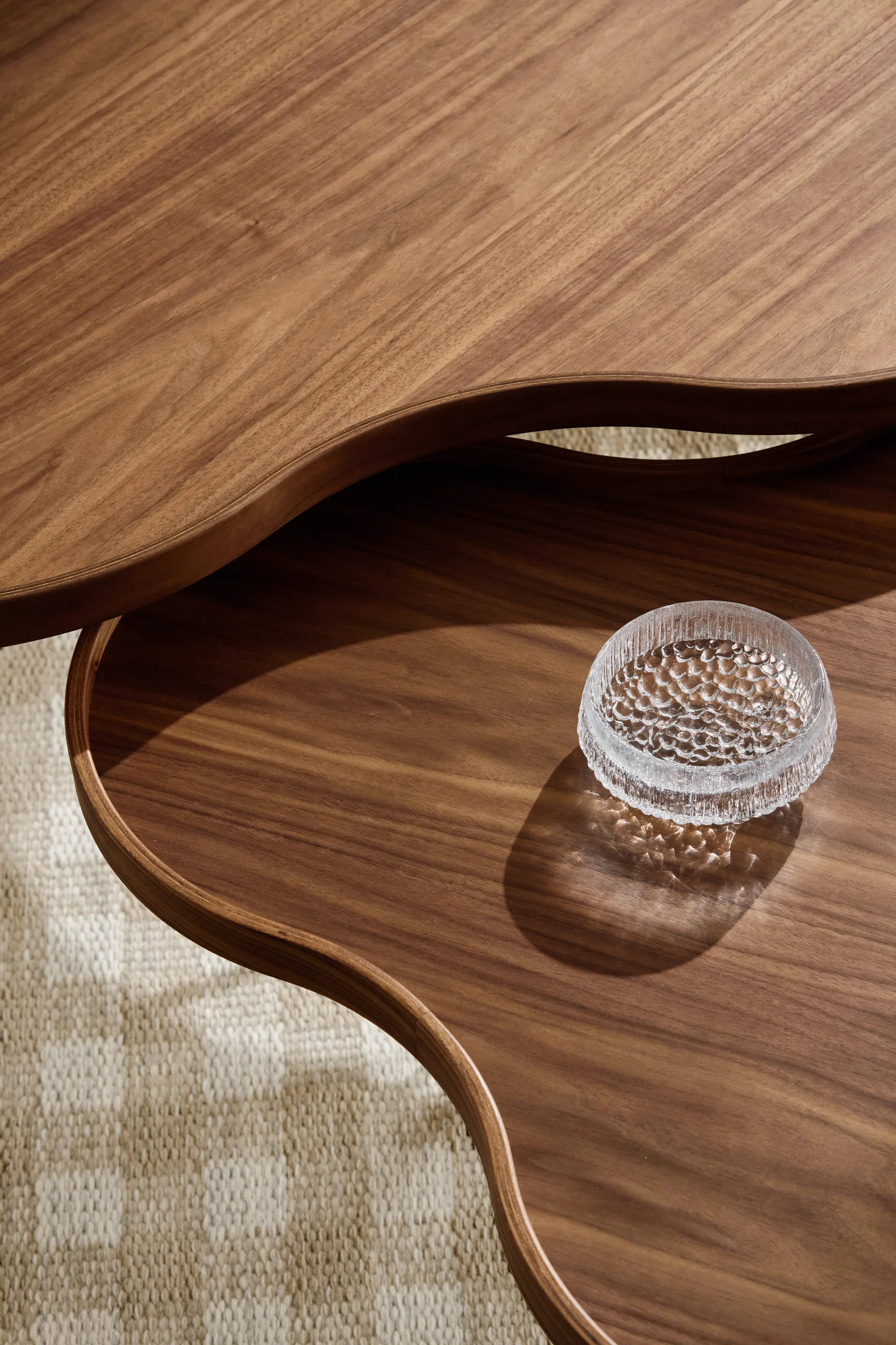 Table Flower Mono édition spéciale 84x90 cm, H39 cm noyer laqué acier noirci Swedese