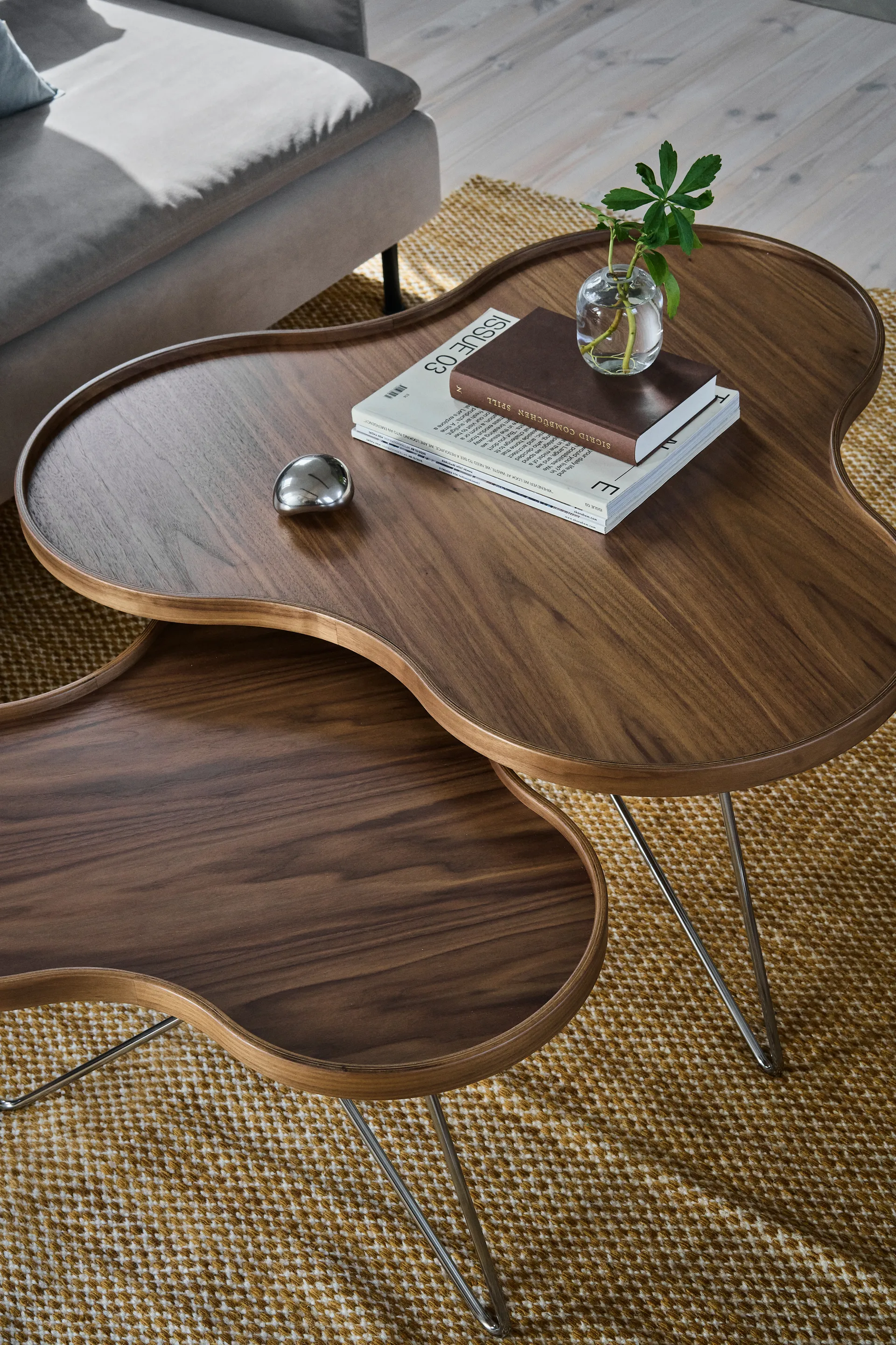 Table Flower Mono édition spéciale 84x90 cm, H45 cm noyer laqué acier chromé Swedese