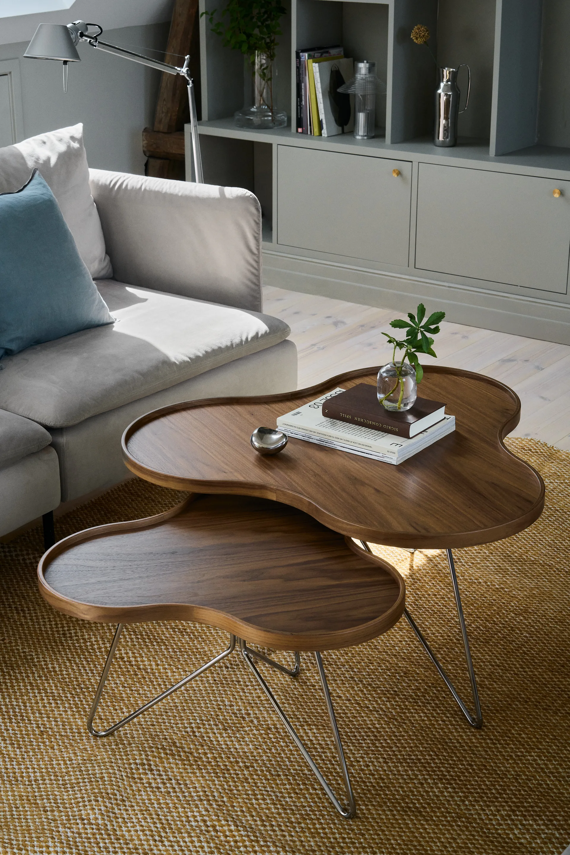 Table Flower Mono édition spéciale 84x90 cm, H45 cm noyer laqué acier chromé Swedese