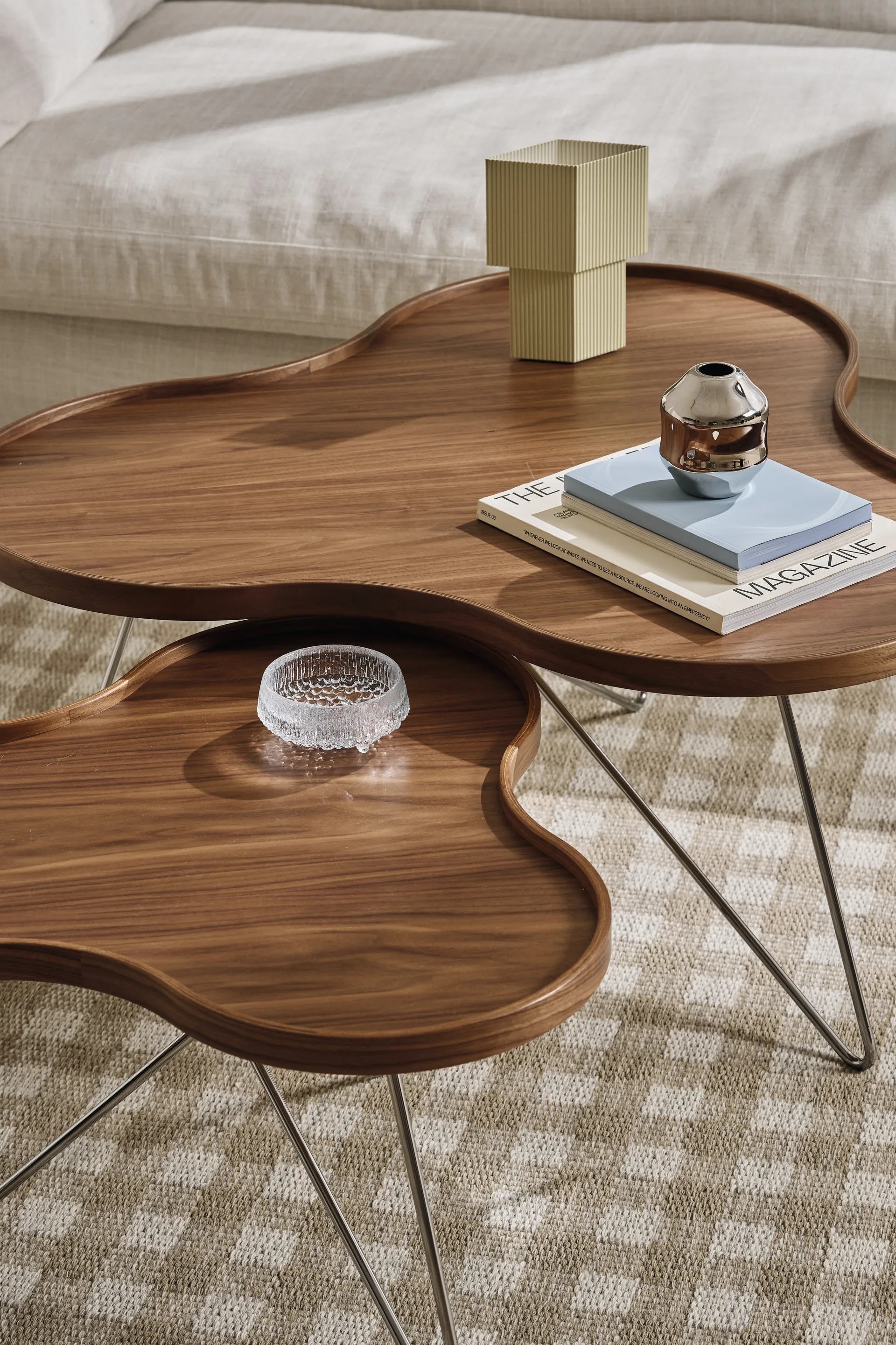 Table Flower Mono édition spéciale 84x90 cm, H45 cm noyer laqué acier chromé Swedese