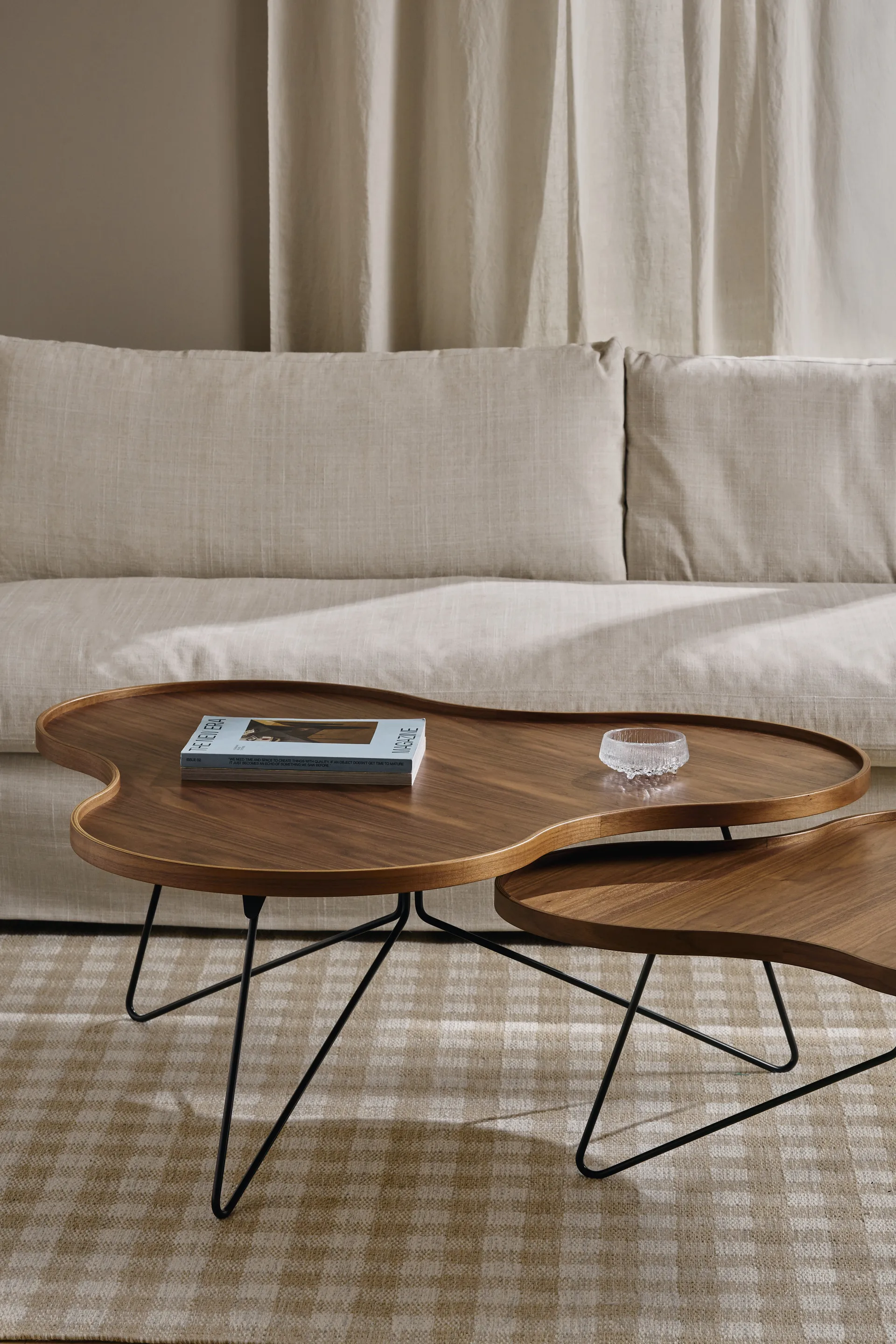 Table Flower Mono édition spéciale 84x90 cm, H45 cm noyer laqué acier noirci Swedese