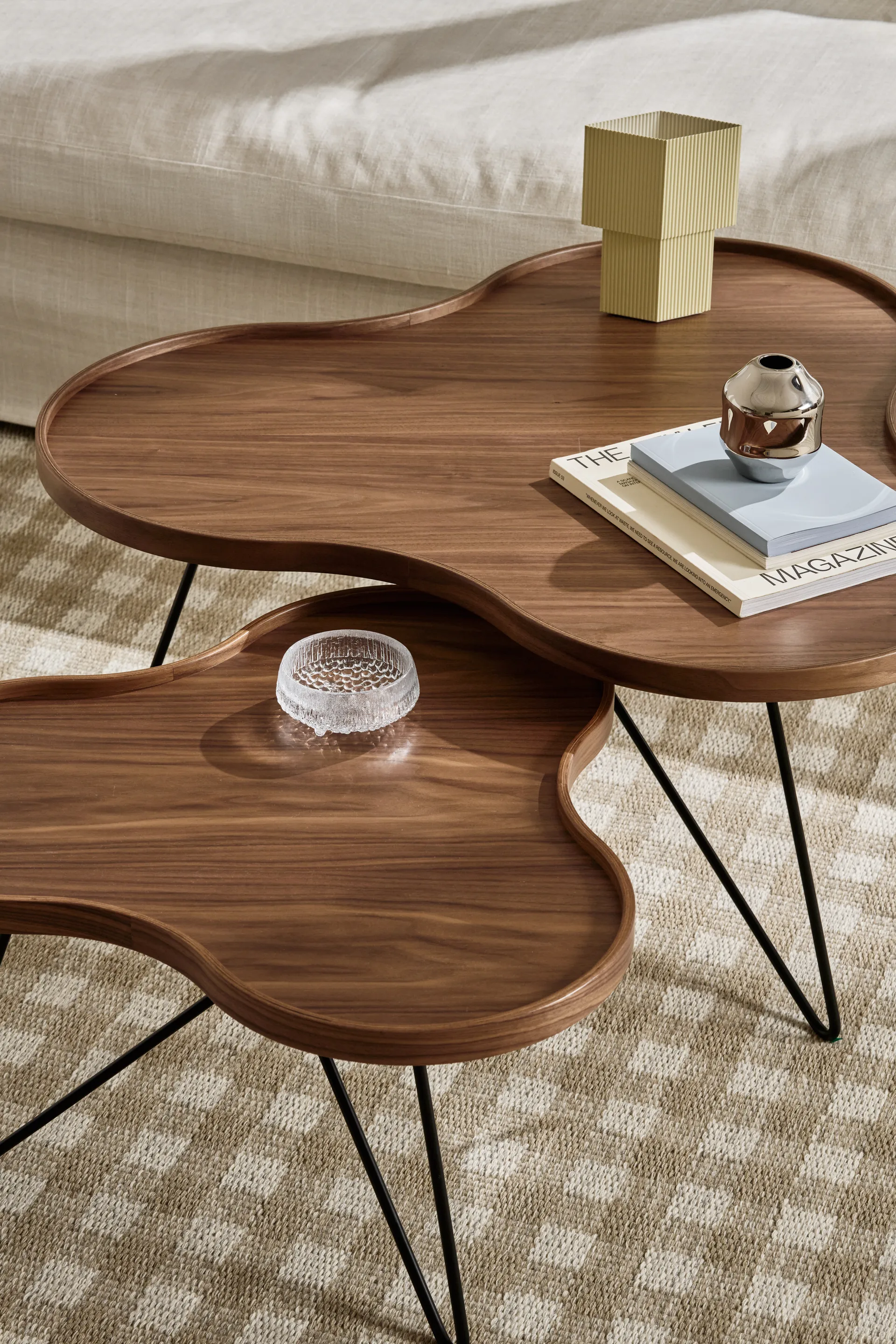 Table Flower Mono édition spéciale 84x90 cm, H45 cm noyer laqué acier noirci Swedese