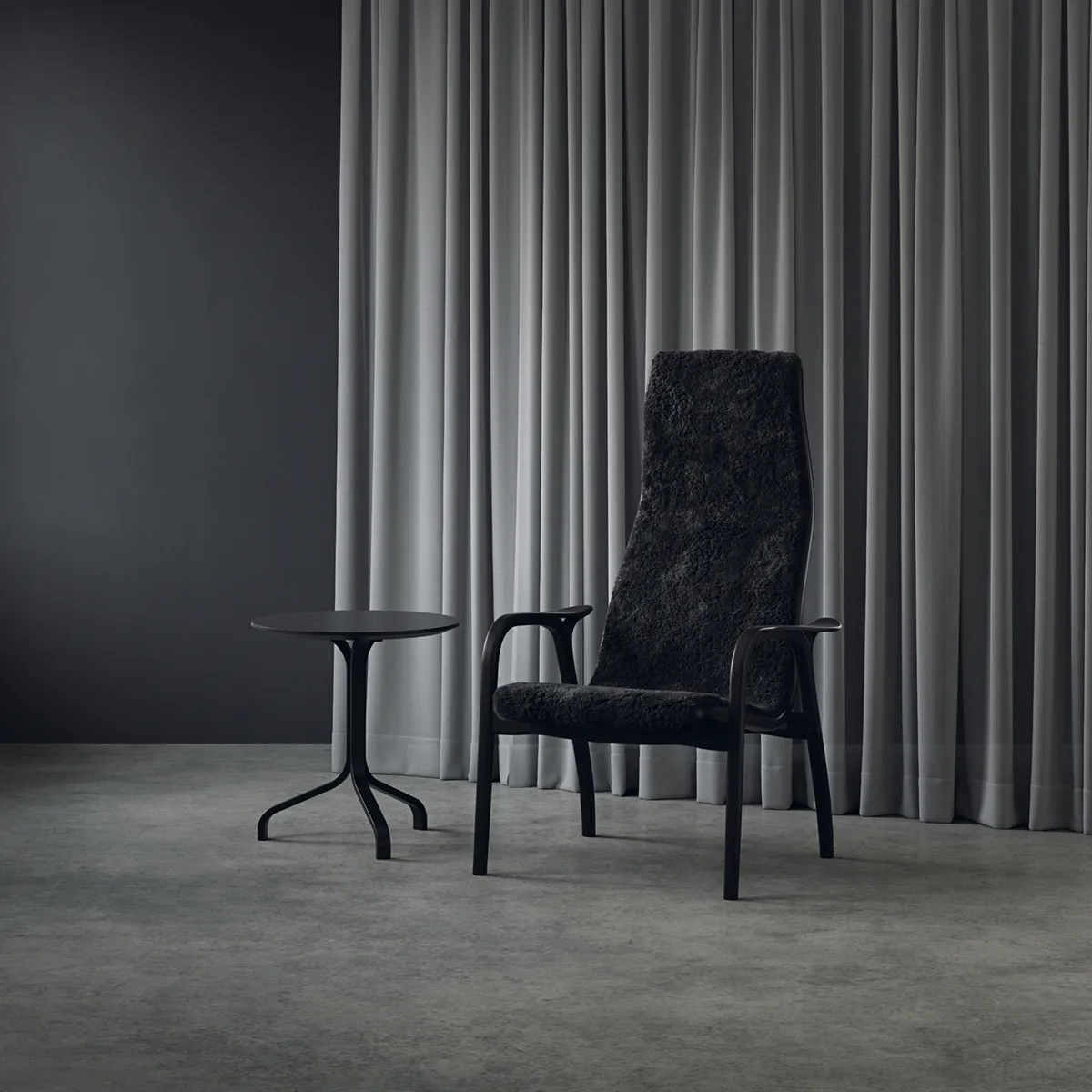 Table Lamino 49 cm, hêtre taché de noir Swedese