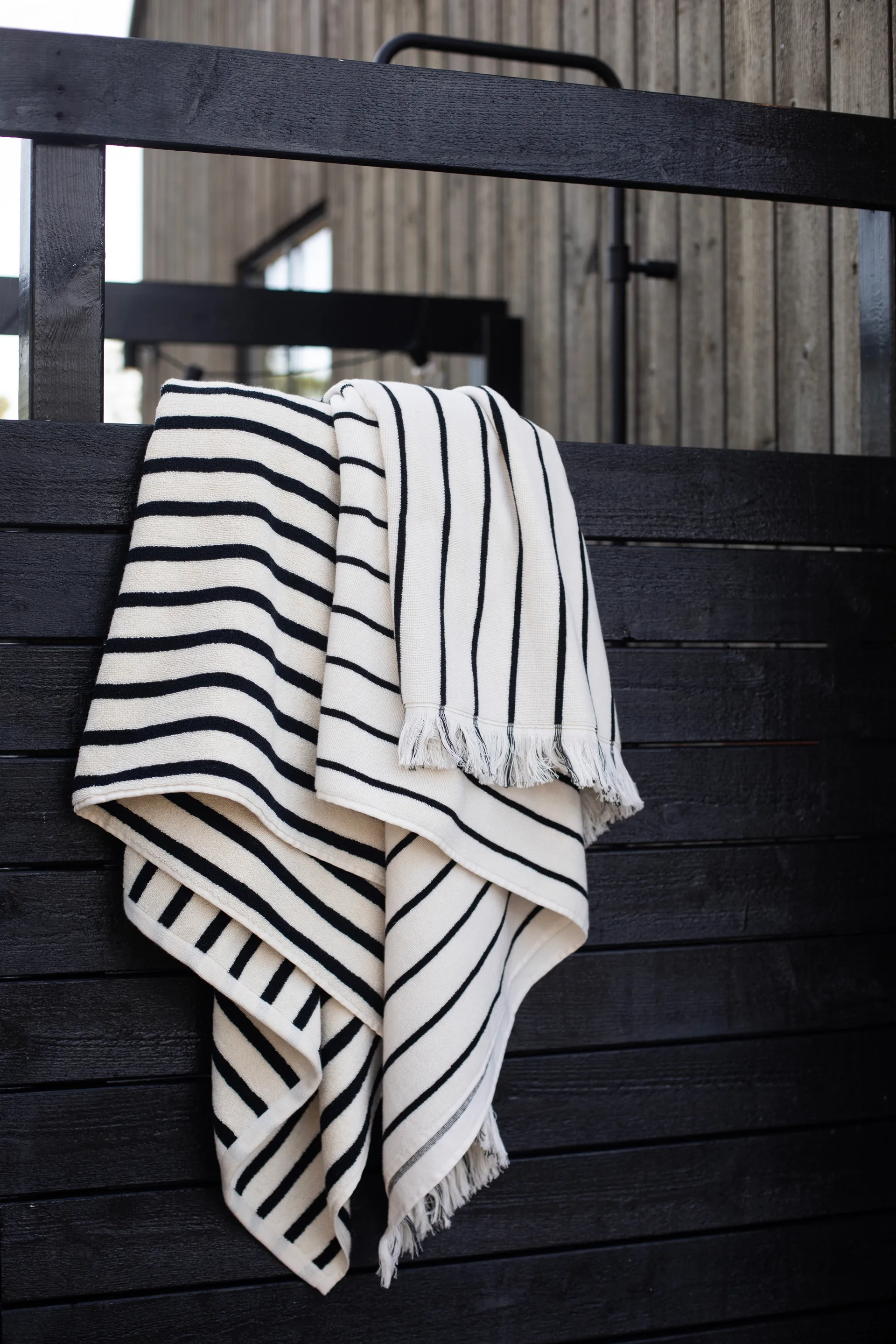 Serviette de bain Juno 100x180 cm, Noir Tell Me More